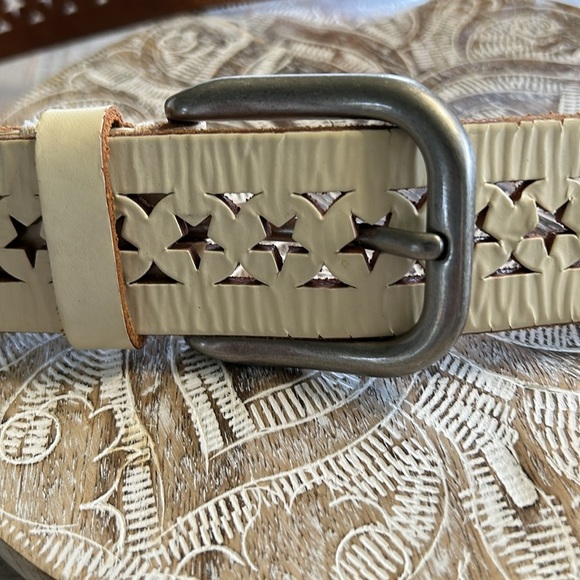 STAR PUNCHED IVORY LEATHER BELT AND SILVER BUCKLE SIZE XL - Picture 2 of 10
